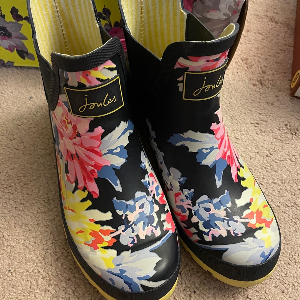 Waterproof floral rain booties.